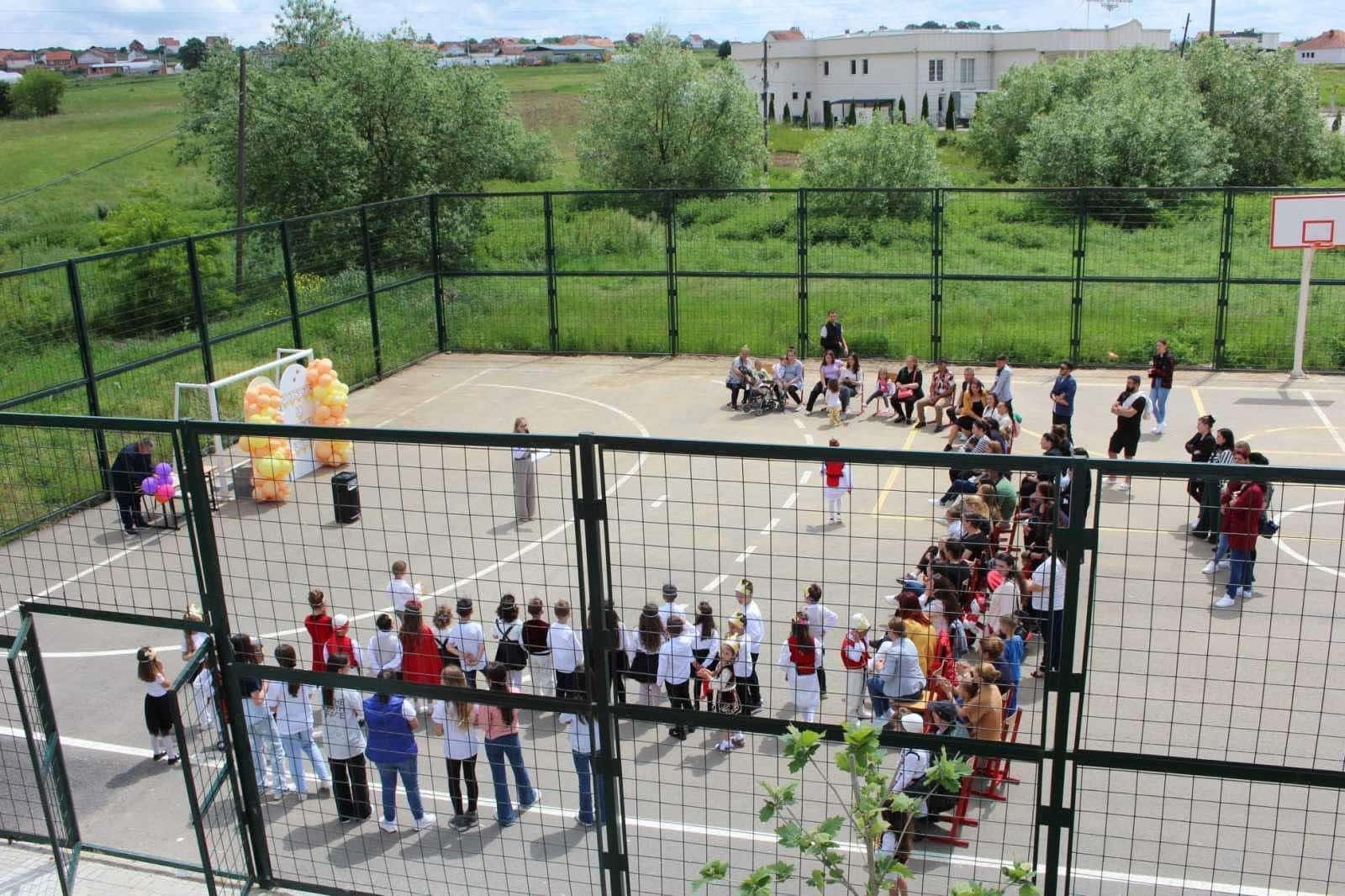 Nxënësit dhe prindërit gjatë një shfaqjeje në oborrin e shkollës